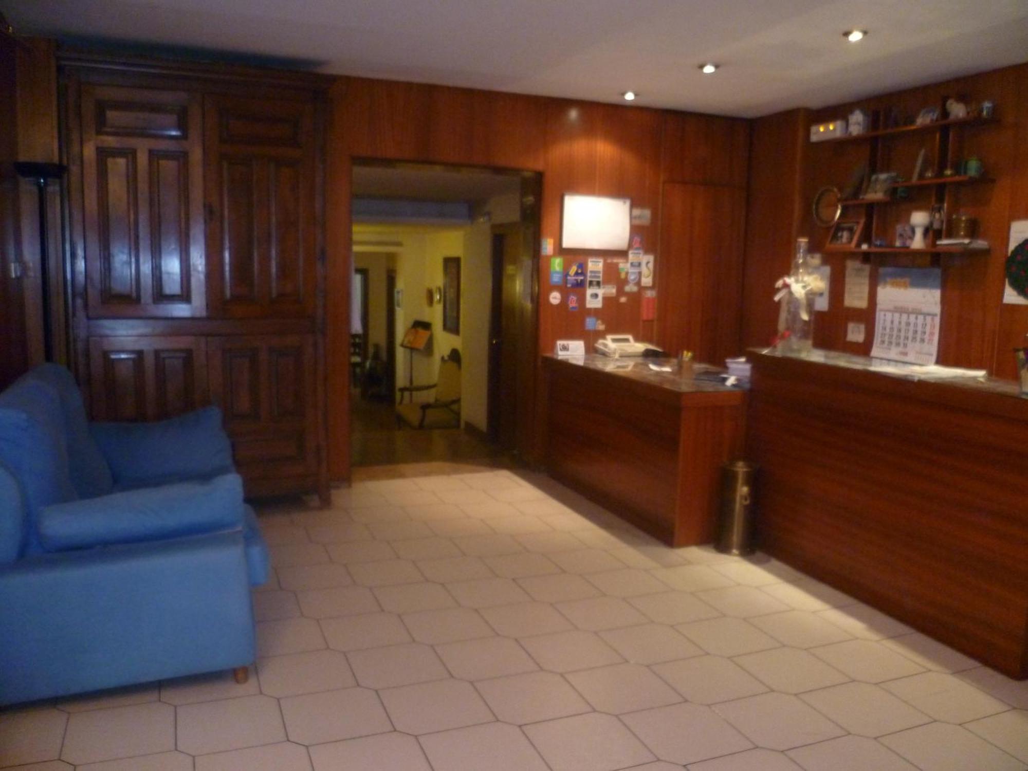 Hostal Pirineos Barbastro Exteriör bild