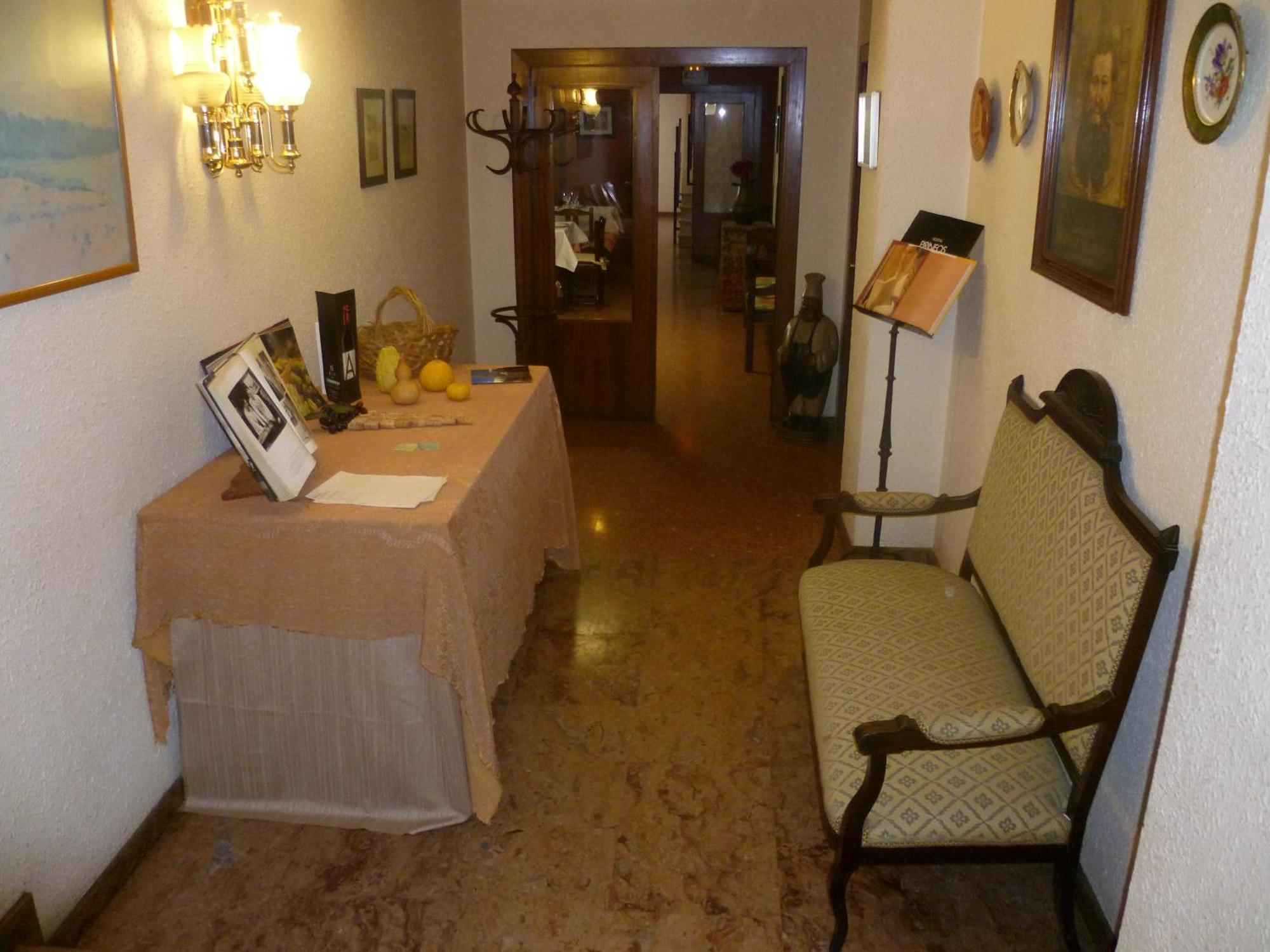 Hostal Pirineos Barbastro Exteriör bild