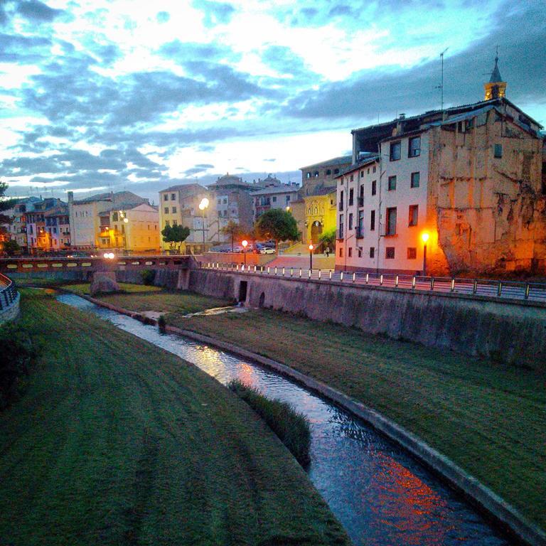 Hostal Pirineos Barbastro Exteriör bild