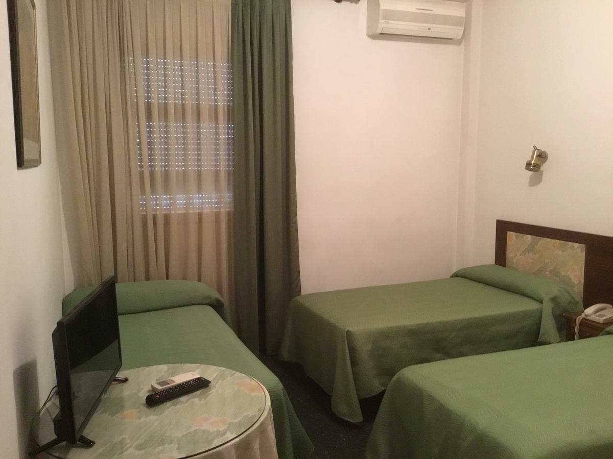 Hostal Pirineos Barbastro Exteriör bild