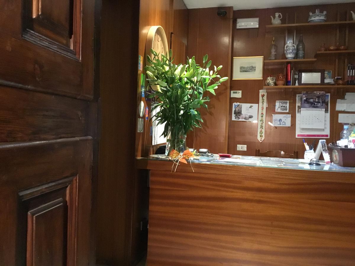 Hostal Pirineos Barbastro Exteriör bild