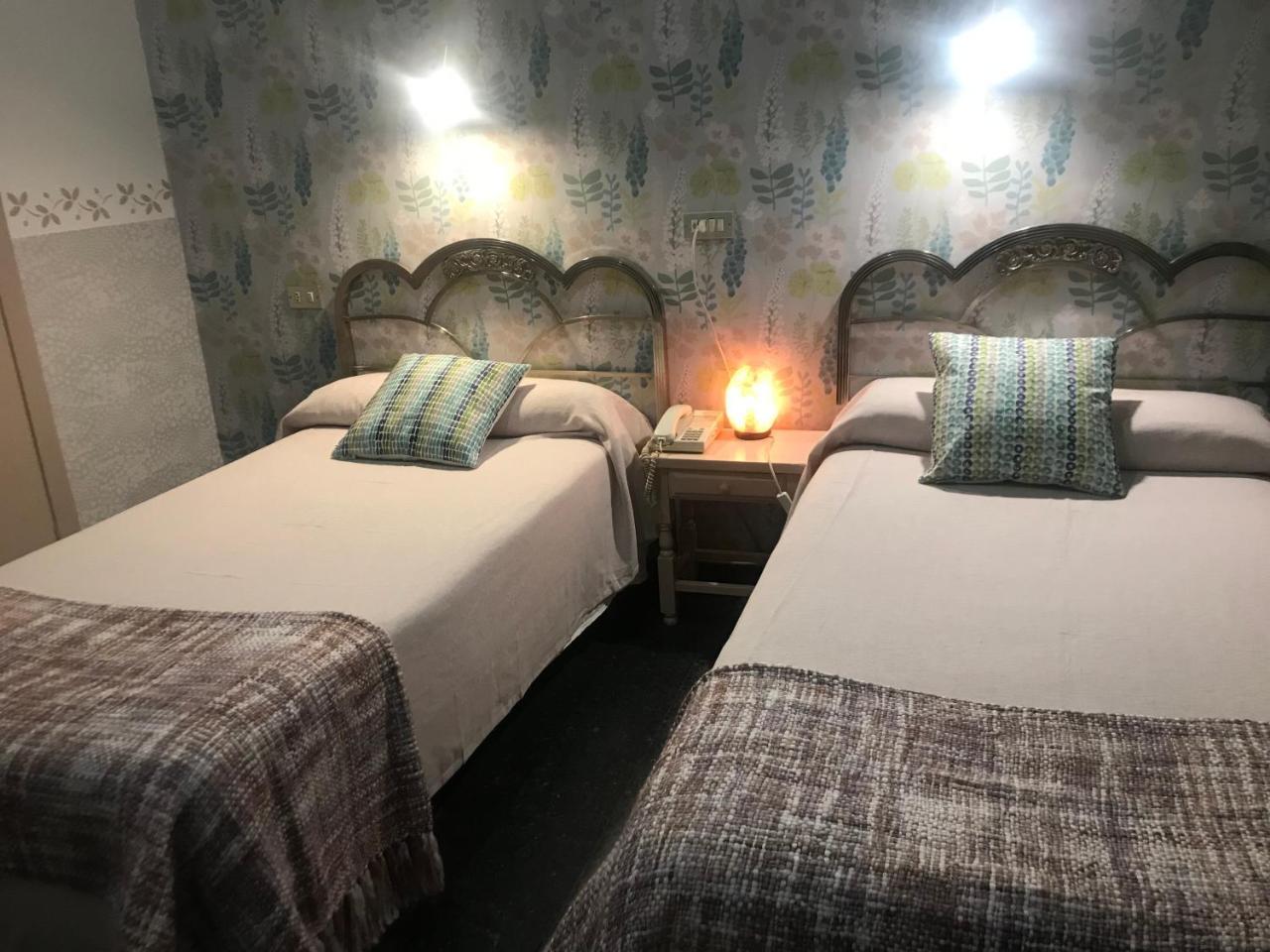 Hostal Pirineos Barbastro Exteriör bild