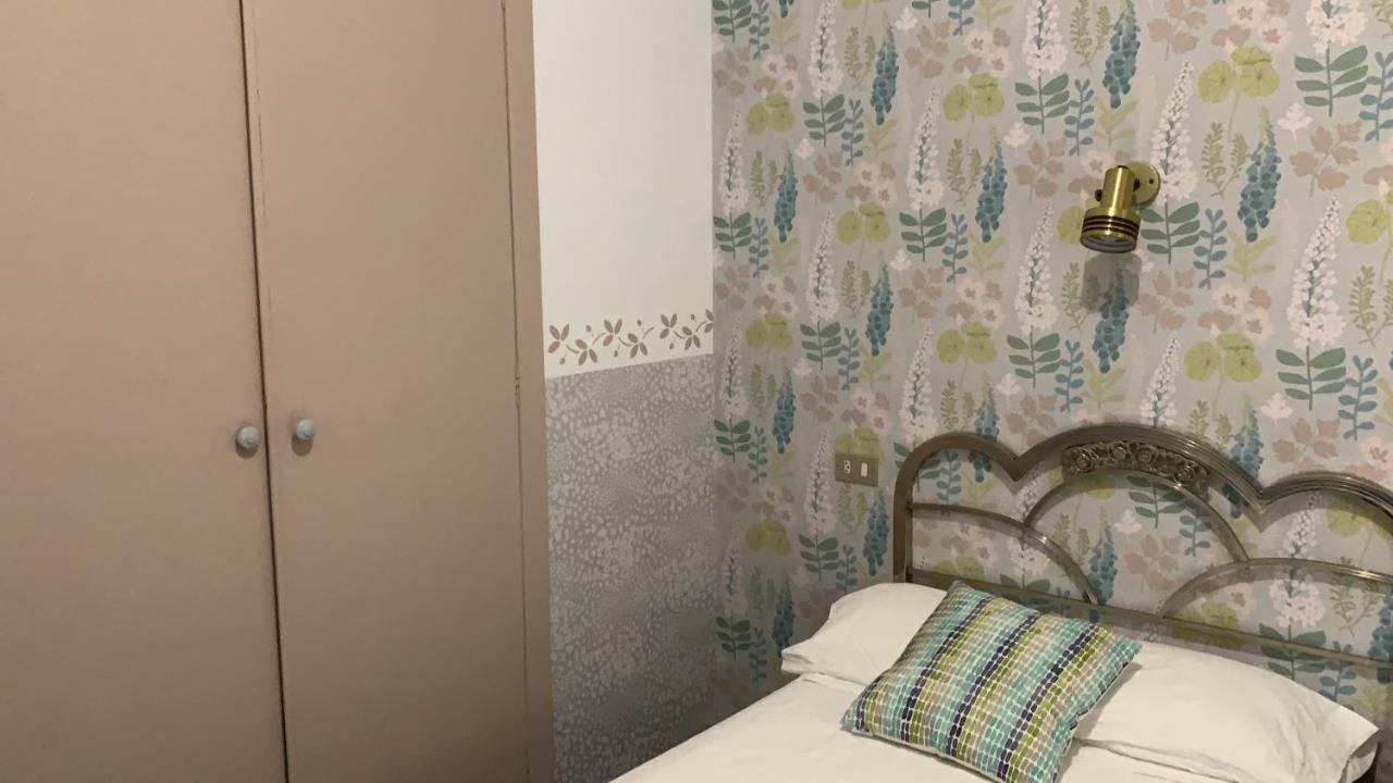 Hostal Pirineos Barbastro Exteriör bild