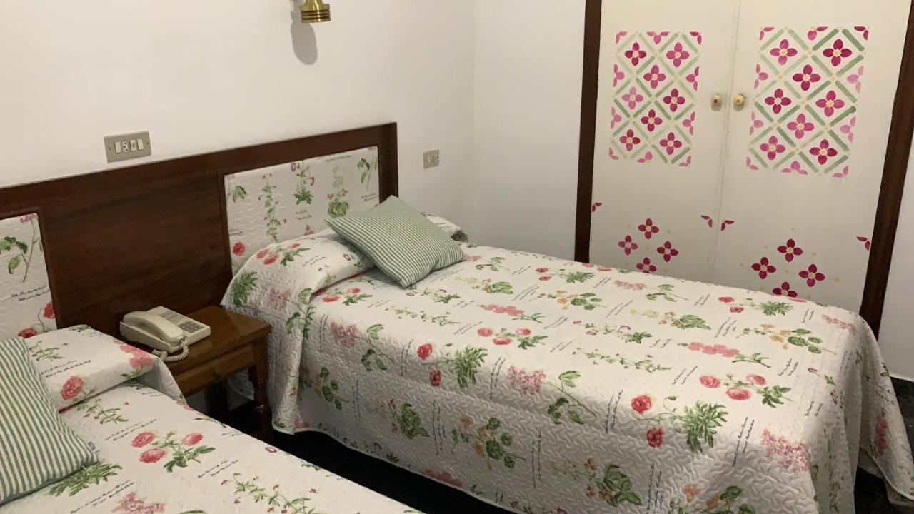 Hostal Pirineos Barbastro Exteriör bild